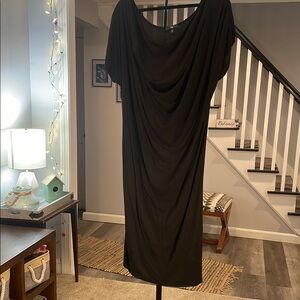 ⭐️ 5 items for $15 ⭐️

Elegant Black Draped Dress